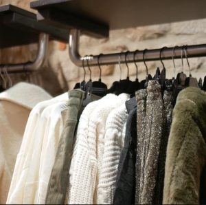 Comment profiter des soldes pour renouveler sa garde-robe de manière durable et stylée ?