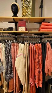 Gardez vos vêtements éclatants : guide d’entretien pour une garde-robe durable