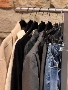 Créer une garde-robe capsule : guide pour un style minimaliste et efficace